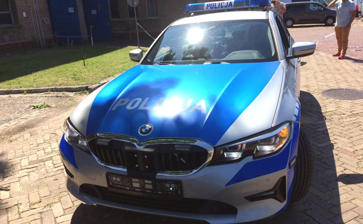 BMW serii 3 sedan najnowszej generacji jako oznakowany radiow