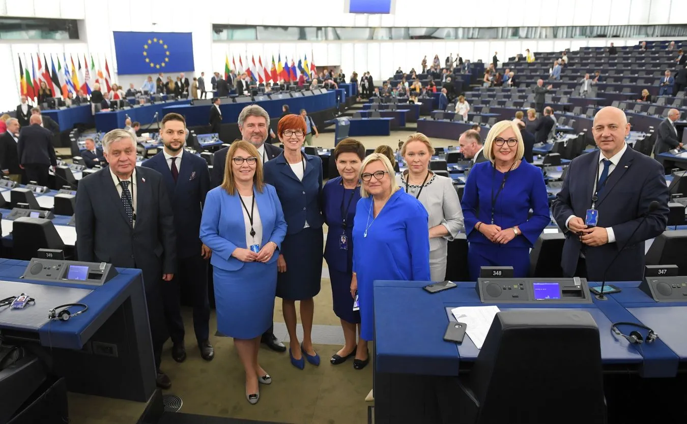 12437081-eurodeputowani-pis.jpg