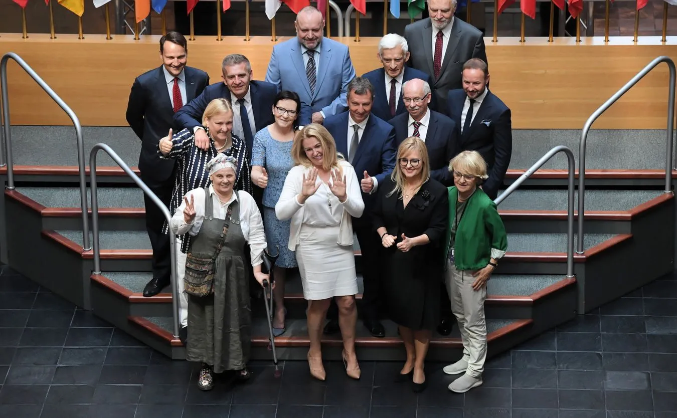 12437112-europoslowie-po-w-pe.jpg