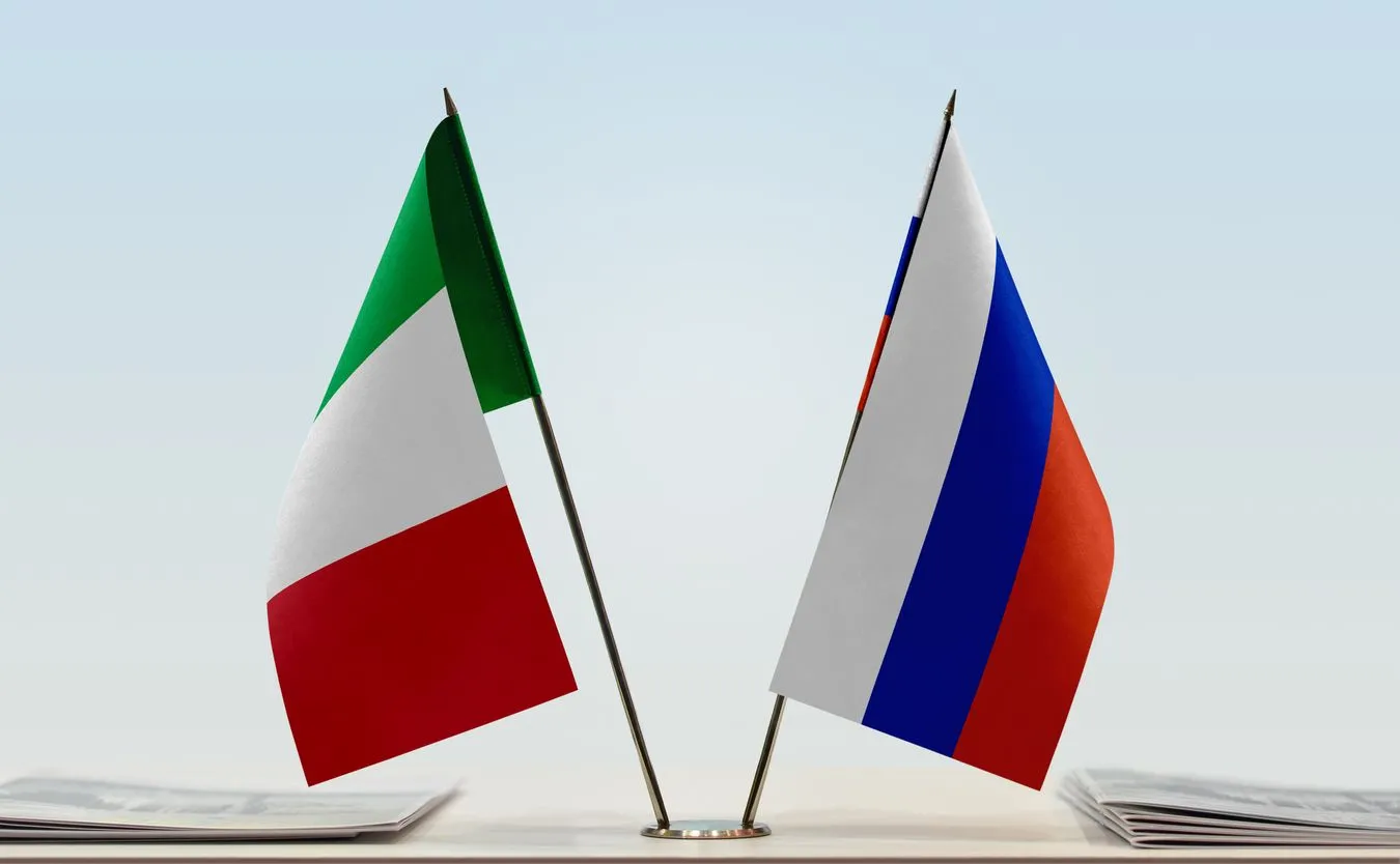 Flagi Włoch i Rosji