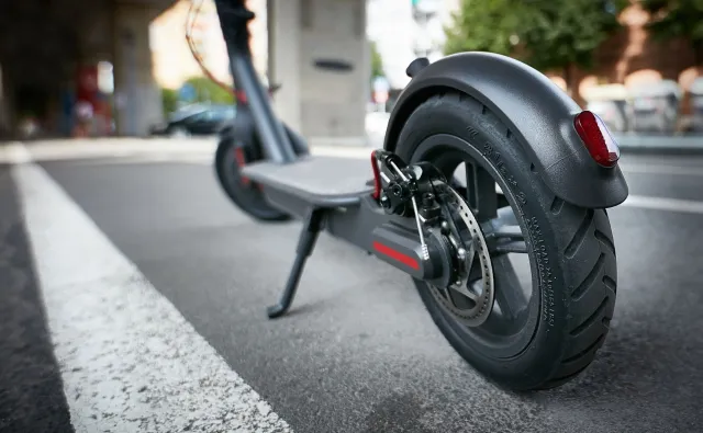 Hulajnogi elektryczne wjadą na ścieżki rowerowe, ale nie pojadą szybciej niż 25 km/h
