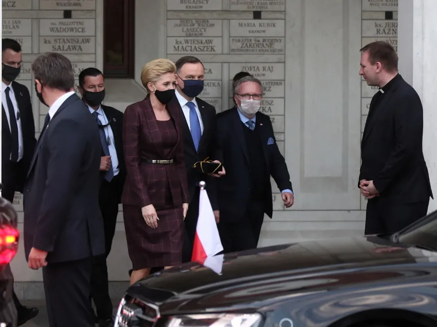 Efekt spłaszczenia. Drobiazg zepsuł stylizację Agaty Dudy z rocznicy urodzin Jana Pawła II. FOTO