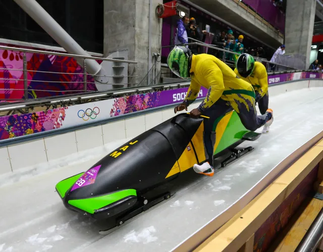 Jamajscy bobsleiści pchają na treningach... samochód