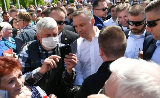 Sfrustrowany wyborca krzyczał do Dudy "marionetka!". Prezydent do niego podszedł... Zobacz WIDEO