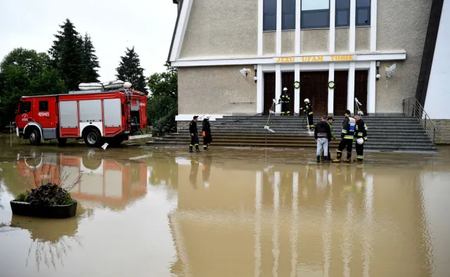 RCB informuje o podtopionych domach po burzach. Straż interweniowała 1189 razy