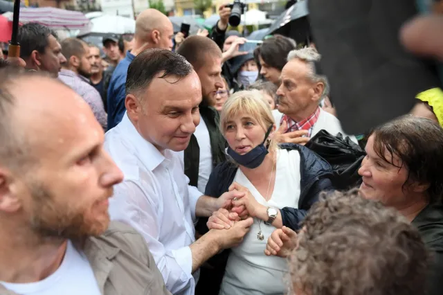 Duda wygrywa z Trzaskowskim. Najnowszy SONDAŻ