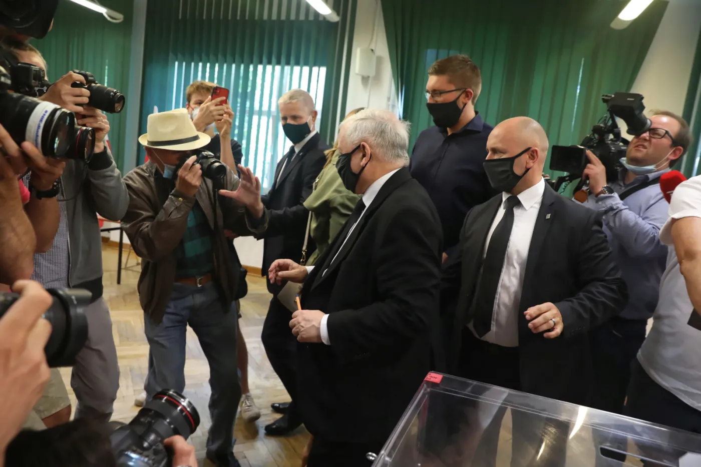 Incydent podczas głosowania Jarosława Kaczyńskiego. "Zło śmiechem zwyciężaj"