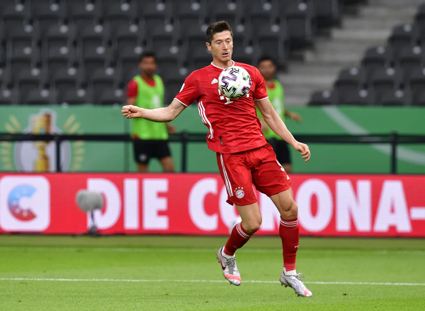 Słynny piłkarz uważa, że Robert Lewandowski zasłużył na "Złotą Piłkę"