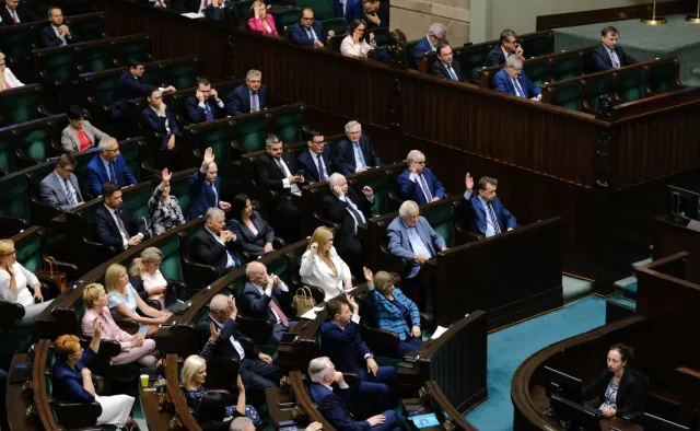 Poczta Polska dostanie rekompensatę za wybory, których nie było. "Kradniecie pieniądze"