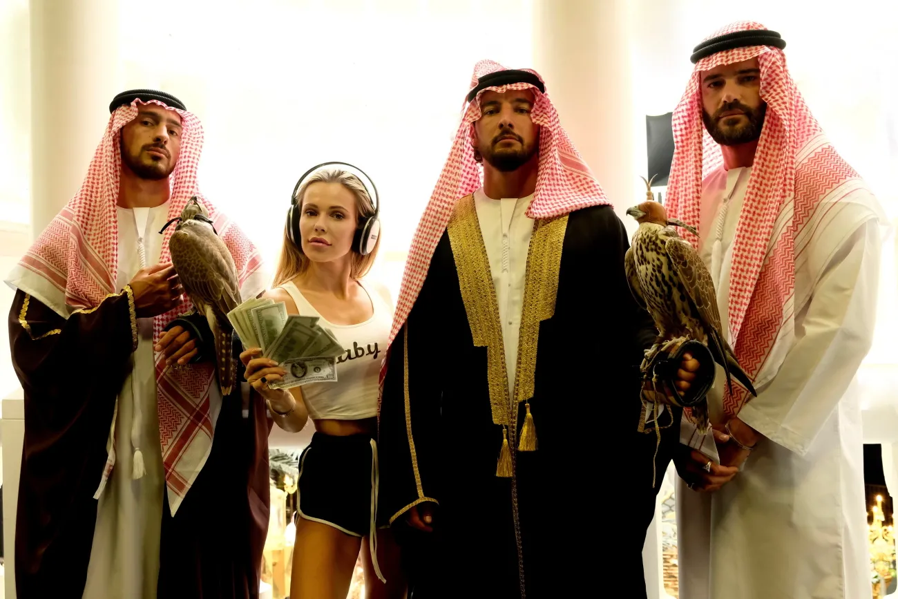 Doda pokazuje zagranicznych aktorów filmu "Dziewczyny z Dubaju"