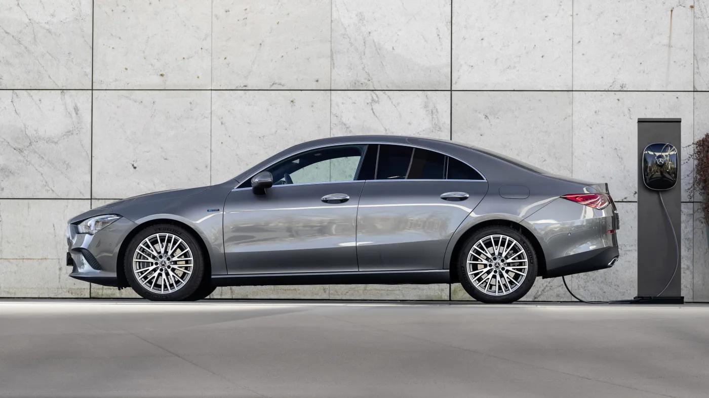 Pierwszy hybrydowy Mercedes CLA zjechał z taśmy. Węgry świętują