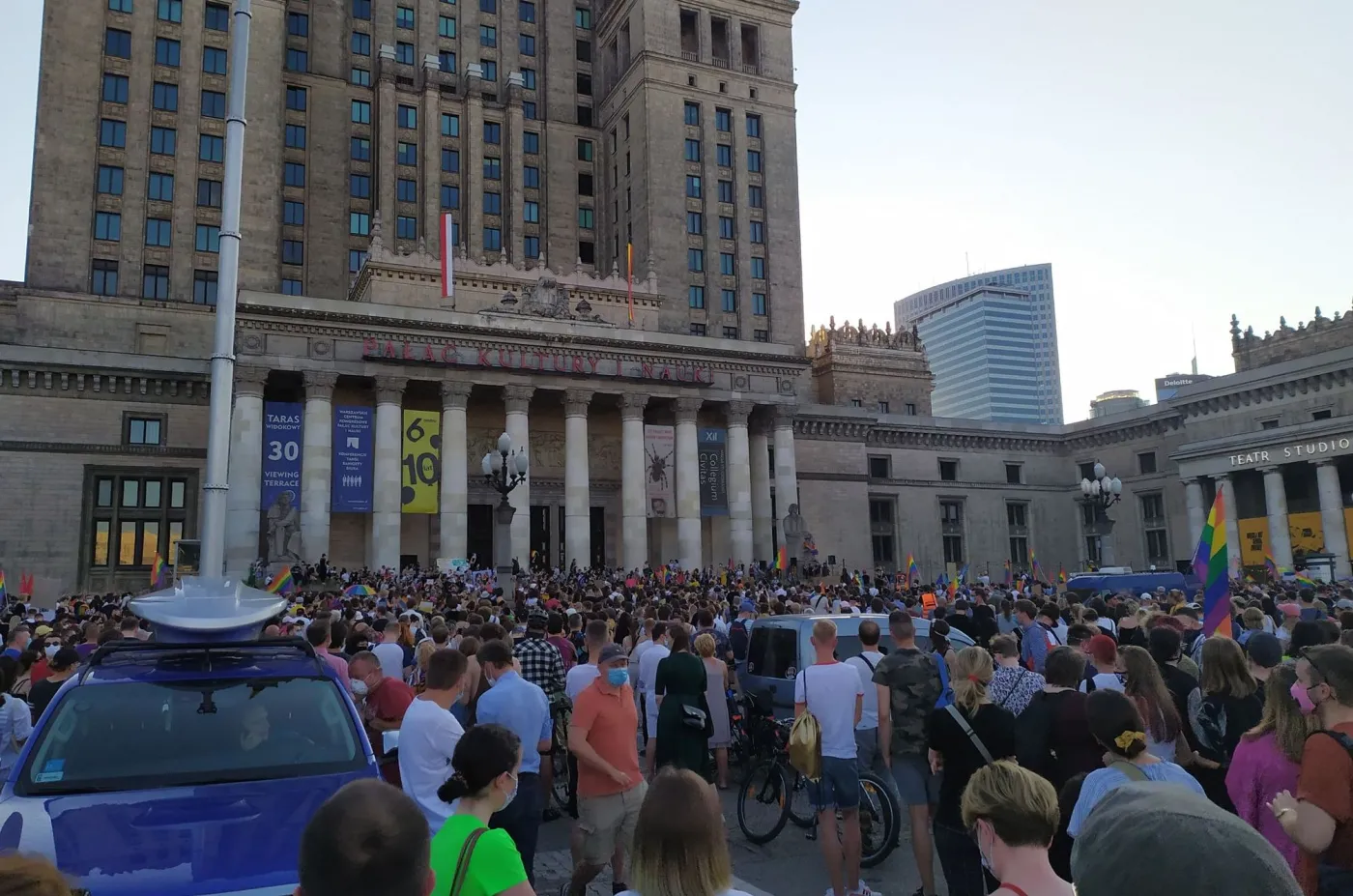 "Dość przemocy i queerfobii". Protest pod Pałacem Kultury i Nauki