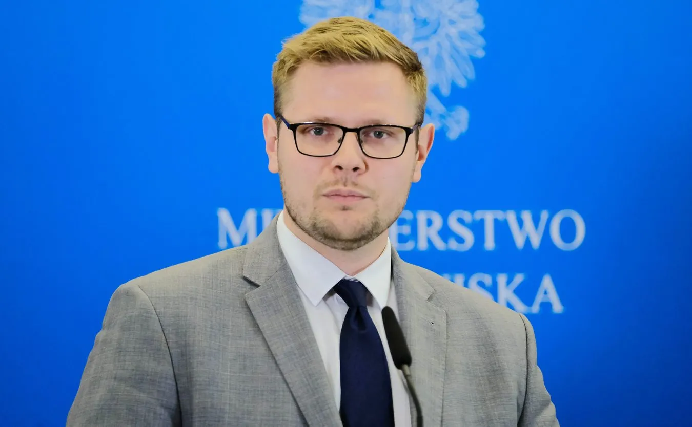 Minister Woś: Adopcja dzieci przez gejów nieakceptowalna. Chodzi o dobro dziecka