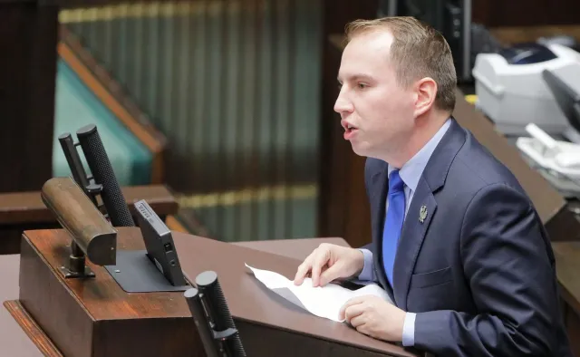 Żona Andruszkiewicza w jednoosobowym zarządzie fundacji. Za 175 tys. zł rocznie