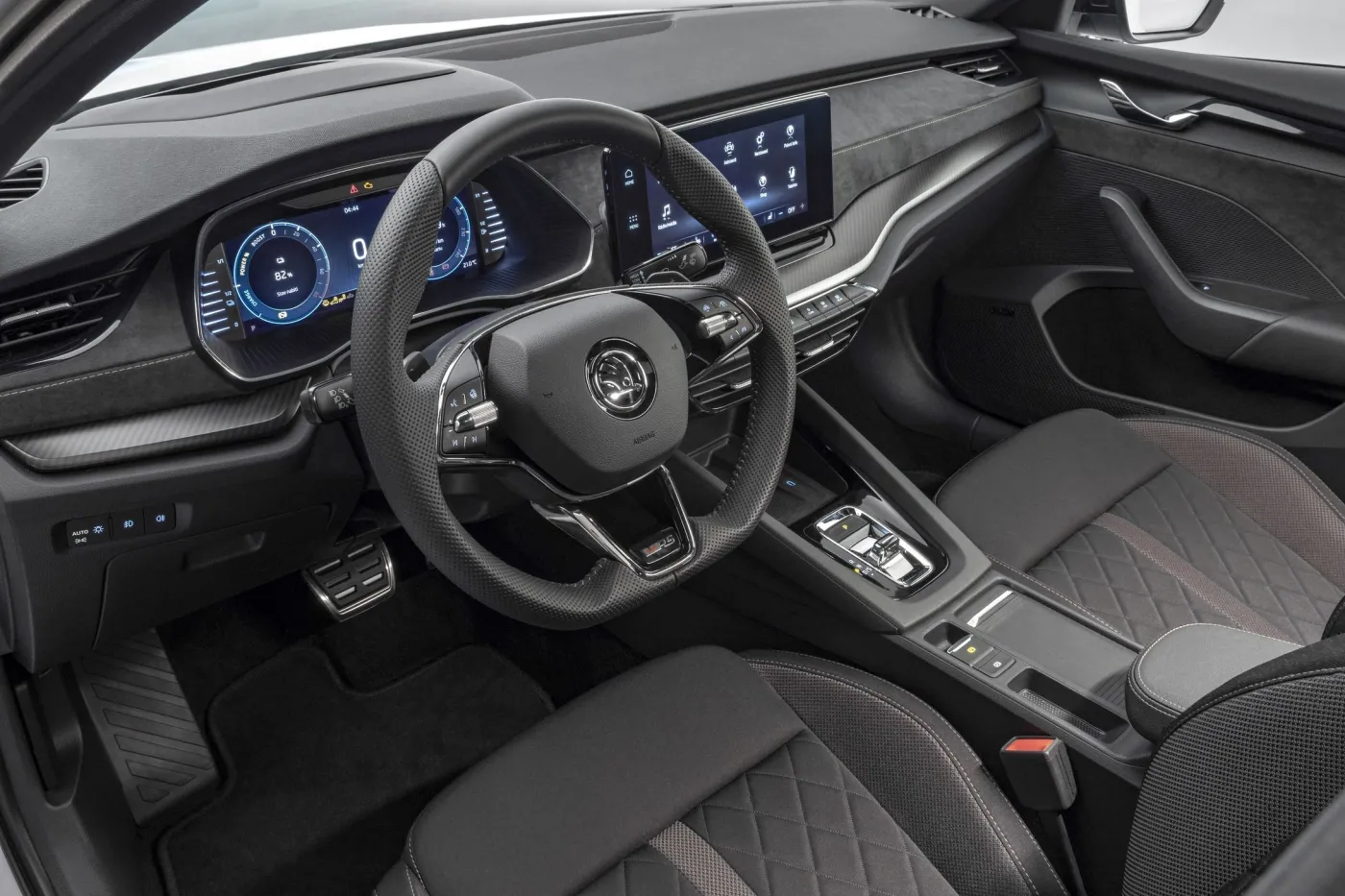 Dźwignia zmiany biegów przypomina tu mały dżojstik niczym w nowym Porsche 911 i nie jest już połączona mechanicznie z przekładnią, za to informację o wybranym przełożeniu przekazuje elektronicznie