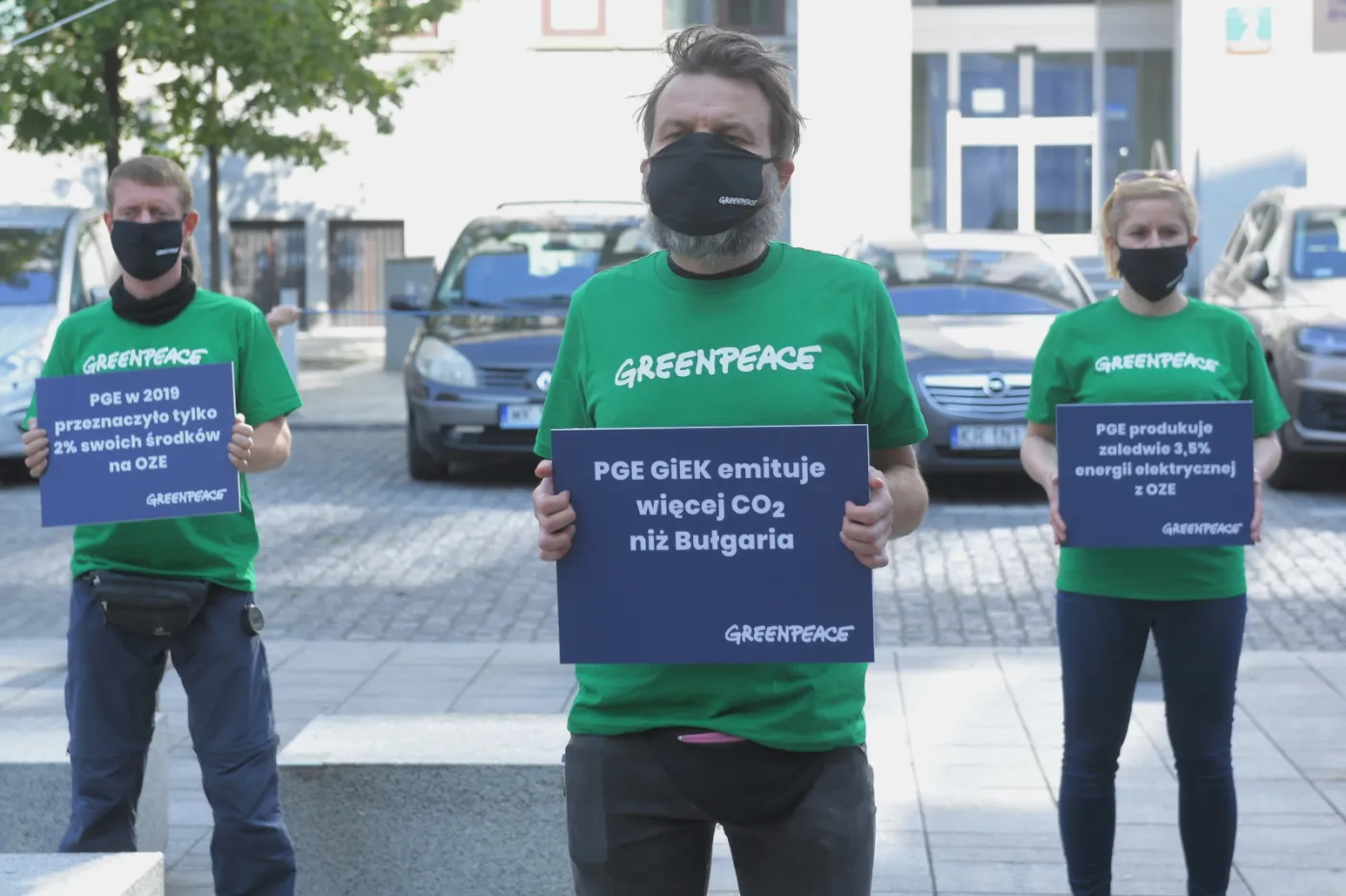Protest Greepeace przed siedzibą PGE. "Emituje więcej CO2 niż Bułgaria"