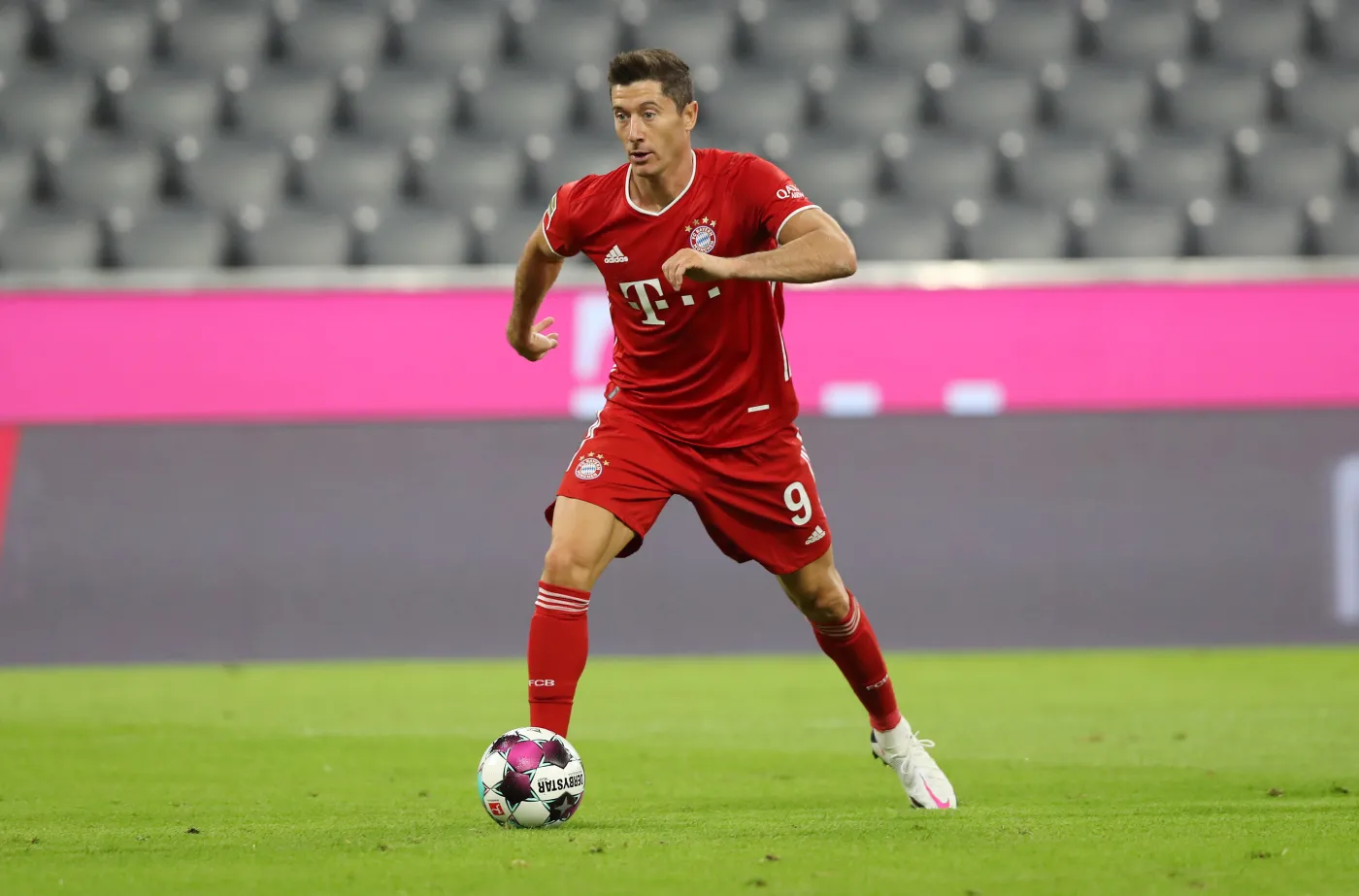 Robert Lewandowski "przyłapany" z kuflem piwa w dłoni [WIDEO]