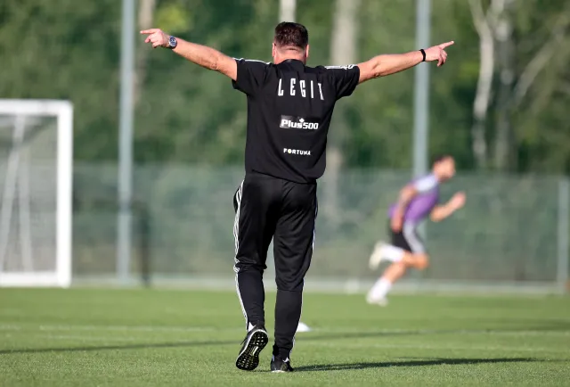 Zobacz, jak trenują piłkarze Legii pod okiem Czesława Michniewicza [WIDEO]