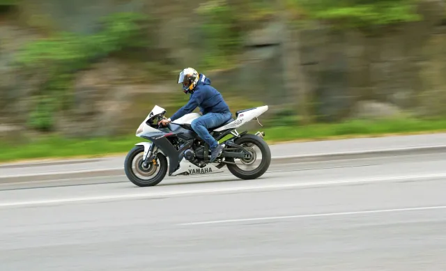 Mężczyzna pędził z dzieckiem na motocyklu ulicami Warszawy [WIDEO]