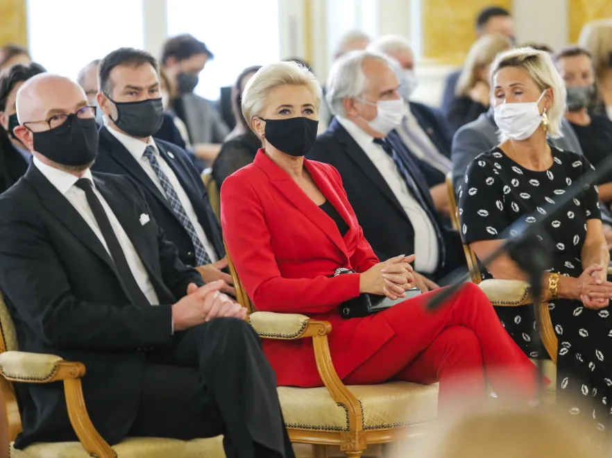 Blogerski dodatek "zrobił robotę" w stylizacji Agaty Dudy na gali Lodołamaczy. FOTO