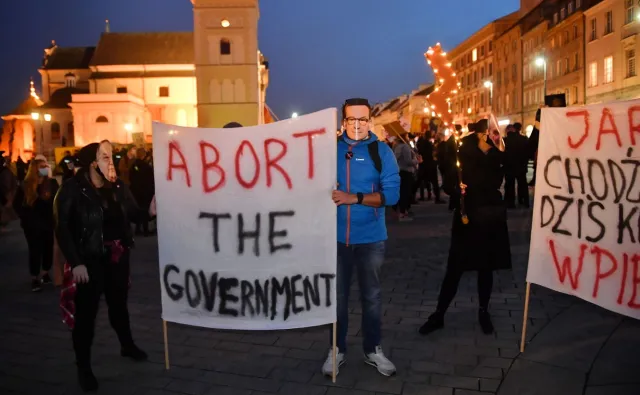 Muzeum apeluje do protestujących o oddawanie transparentów. "Za 100 lat mogą okazać się bezcenne"