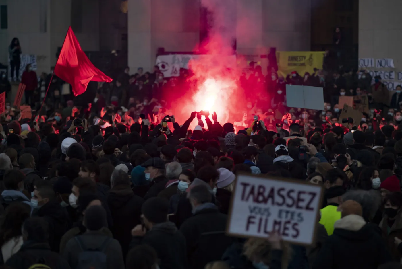 Masowe protesty we Francji. Chodzi o zakaz publikacji wizerunków policjantów