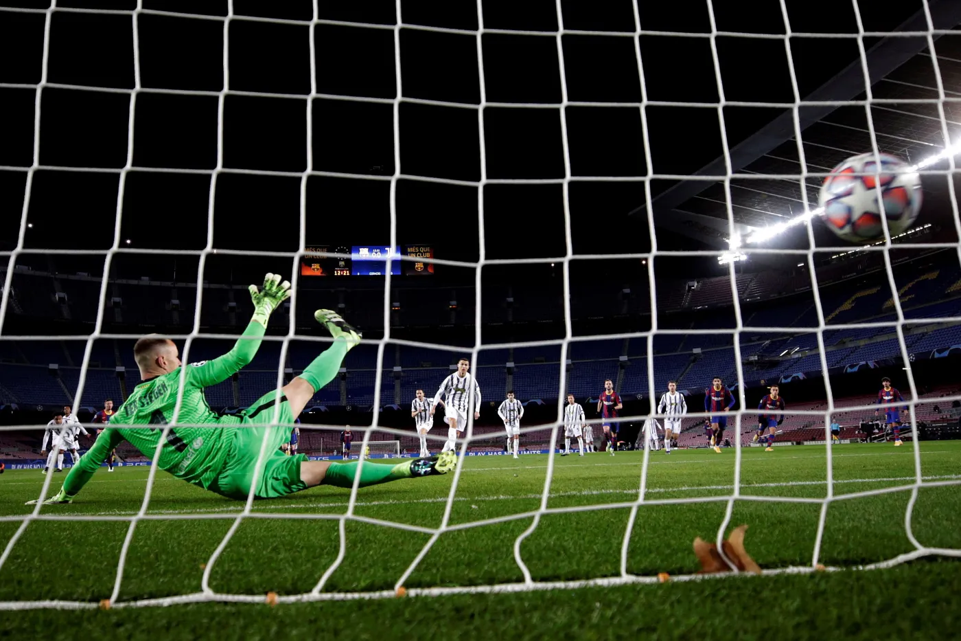 Klęska Barcelony, gol Piszczka, skandal w Paryżu, debiut Moukoko, pożegnanie Man Utd. DZIAŁO SIĘ!!!