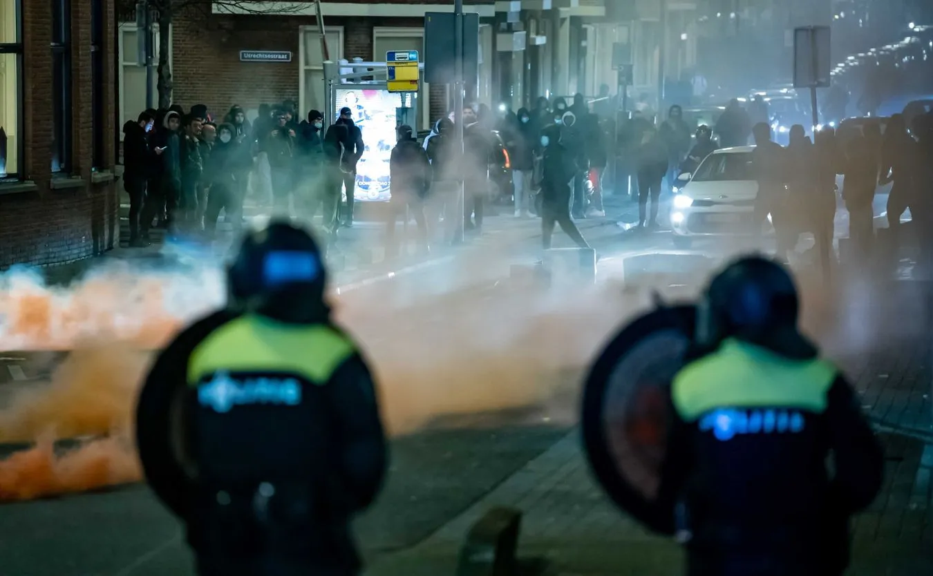 Zamieszki w Holandii. Setki protestujących starły się z policją, 150 osób zatrzymanych