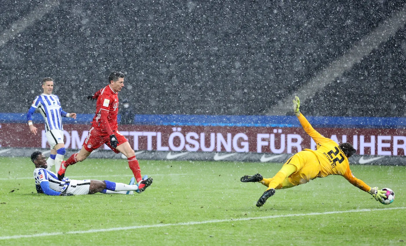 Robert Lewandowski spędził noc na lotnisku w Berlinie