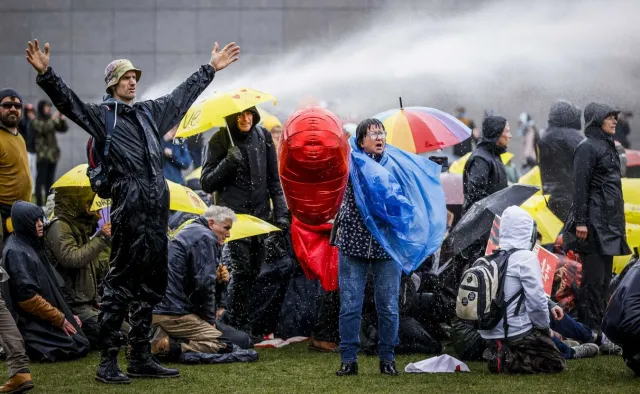 Protest antycovidowców w Amsterdamie. Policja użyła armatek wodnych