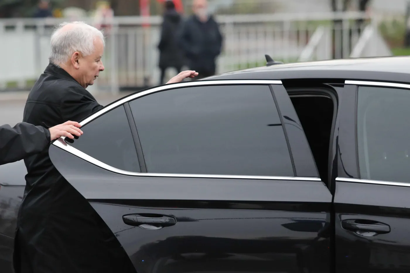 Limuzyna Jarosława Kaczyńskiego przejechała na czerwonym w drodze na cmentarz