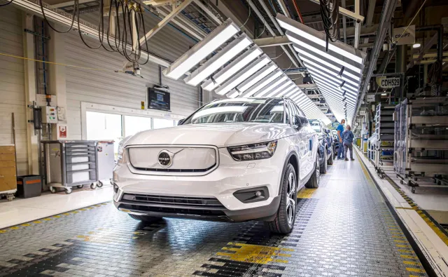 Volvo XC40 Recharge już w produkcji. W Polsce sprzedaż przez internet, a później tańszy model z mniejszą baterią