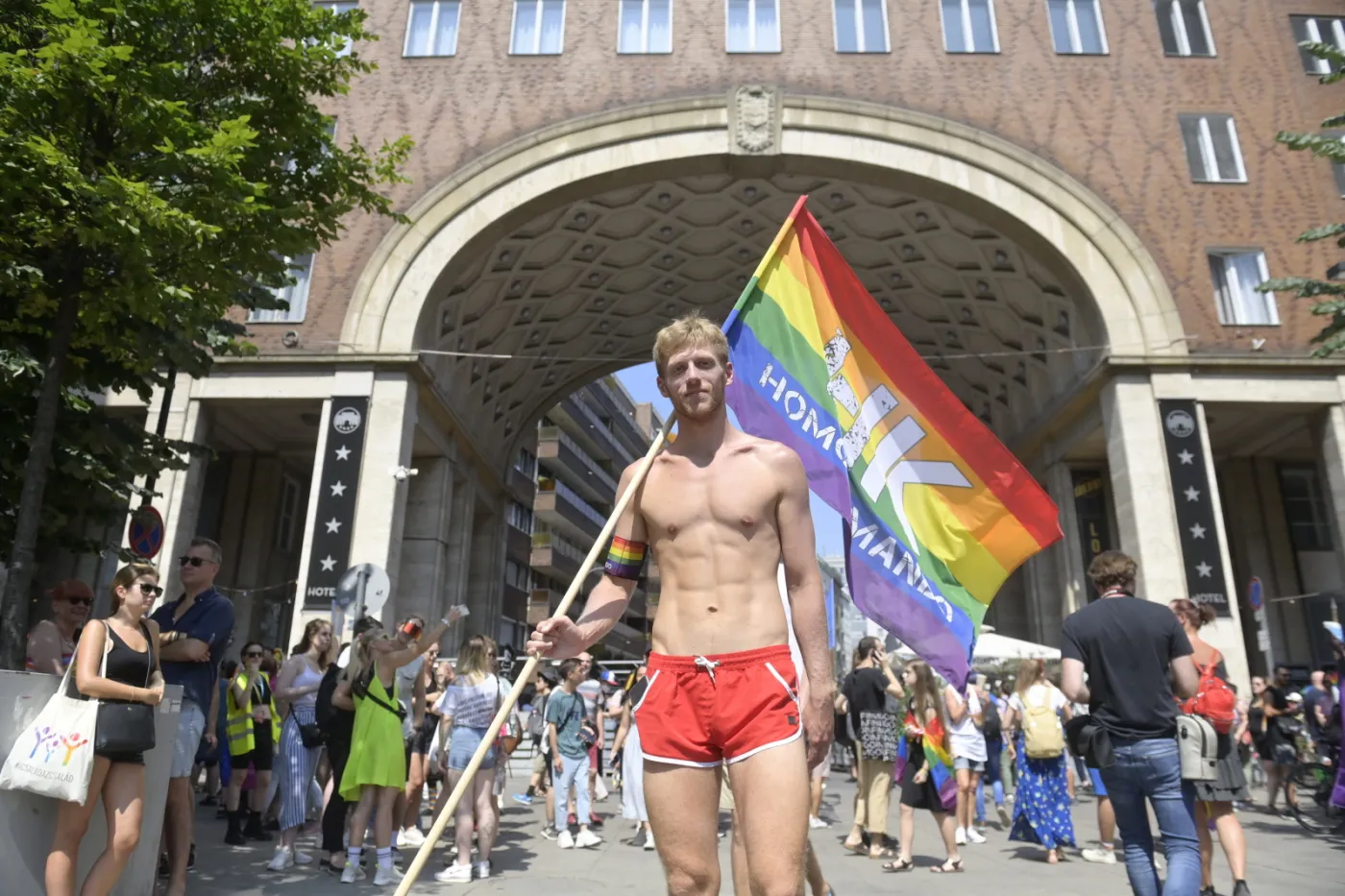 Tysiące osób na marszu w Budapeszcie. "Rząd czyni społeczność LGBT wyrzutkami"
