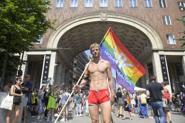 Tysiące osób na marszu w Budapeszcie. "Rząd czyni społeczność LGBT wyrzutkami"