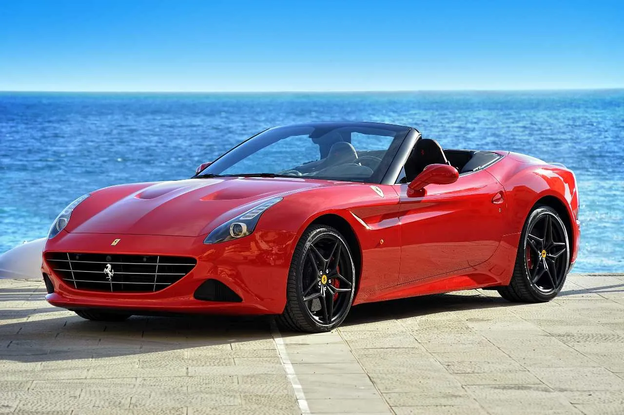 Wypożyczył ferrari warte 250 tys. euro i rozbił je na drzewie