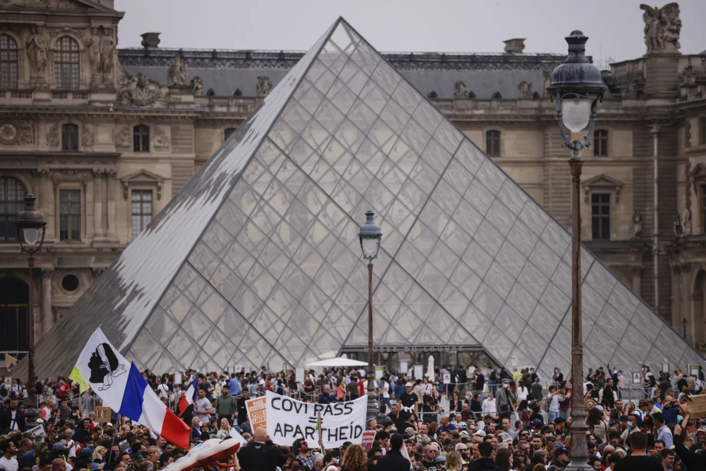 Protesty we Francji przeciw szczepieniom i certyfikatom. Starcia z policją