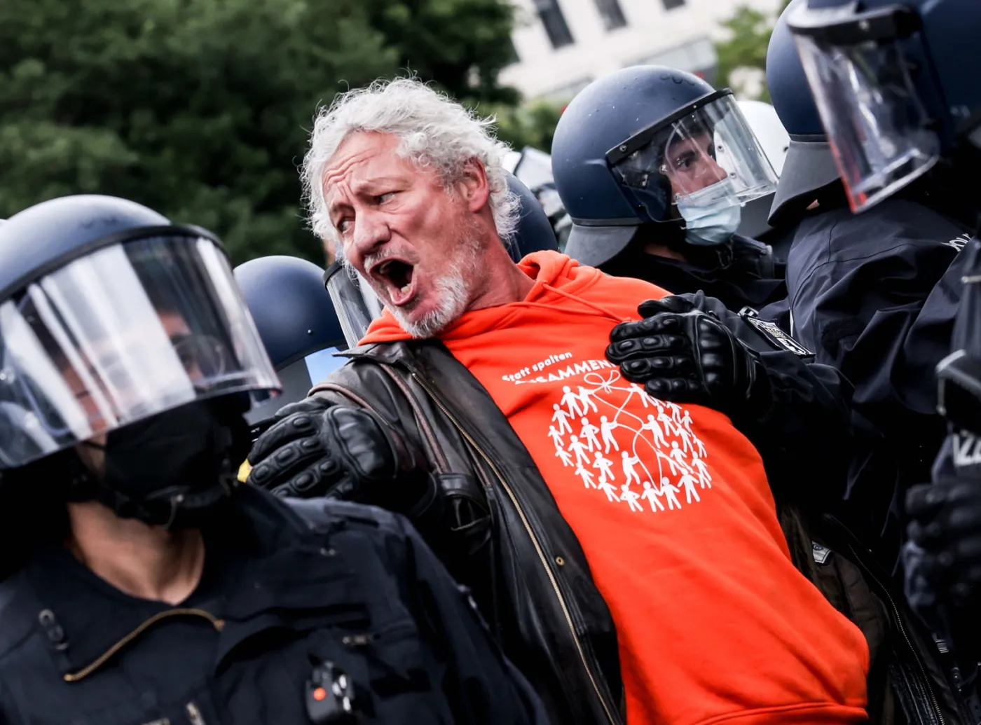 Tłum w Berlinie wyszedł na ulice w protestach przeciw obostrzeniom. Zatrzymano 80 osób