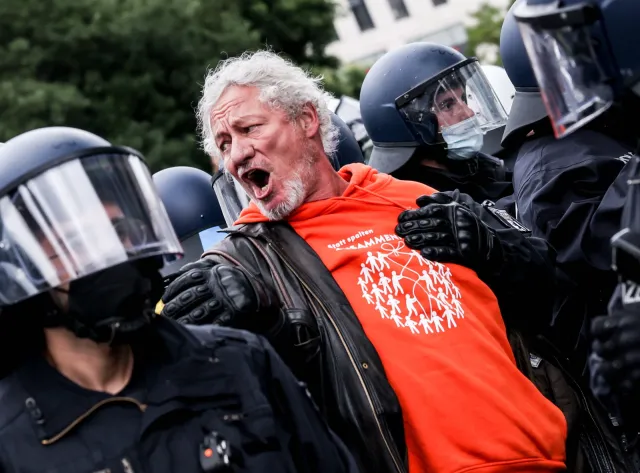 Tłum w Berlinie wyszedł na ulice w protestach przeciw obostrzeniom. Zatrzymano 80 osób