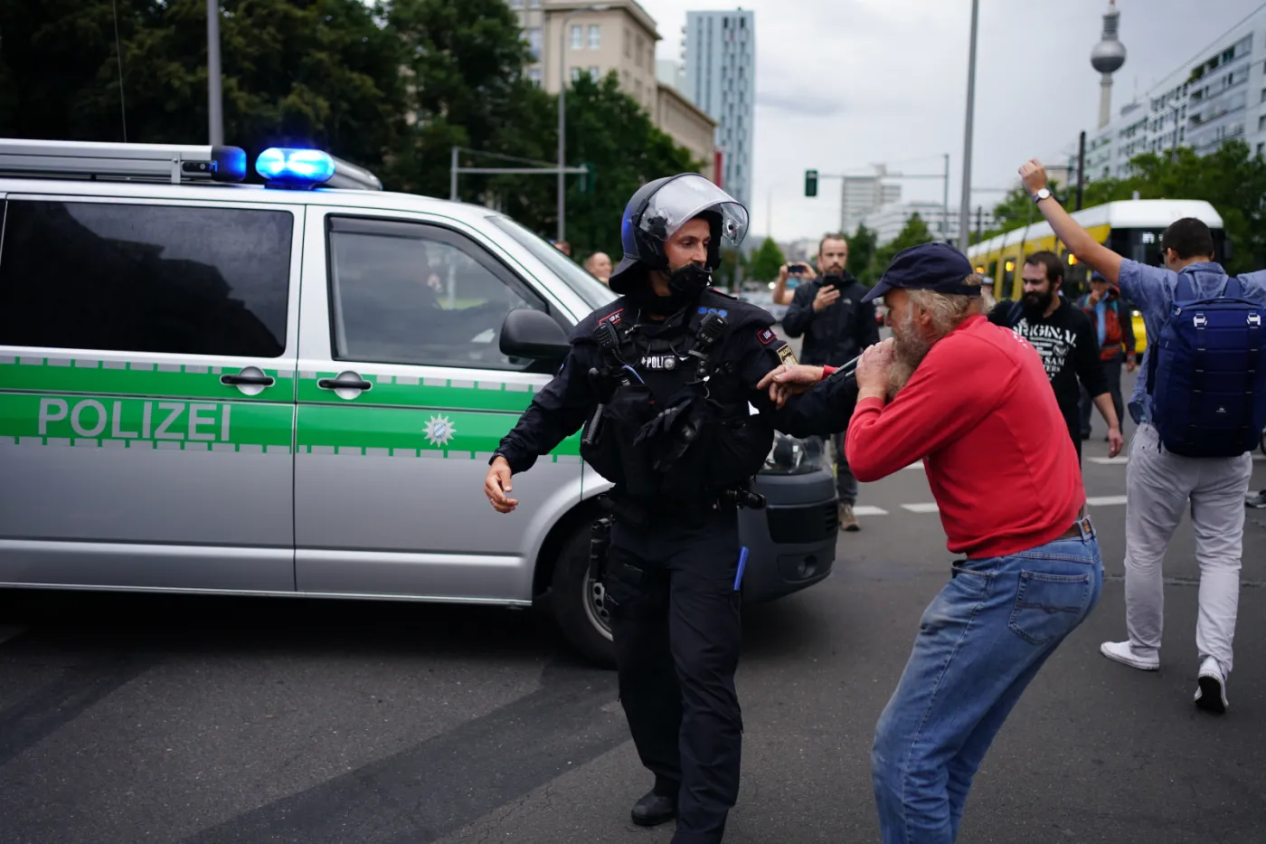 Liczne zatrzymania w Berlinie w drugim dniu protestów przeciw ograniczeniom