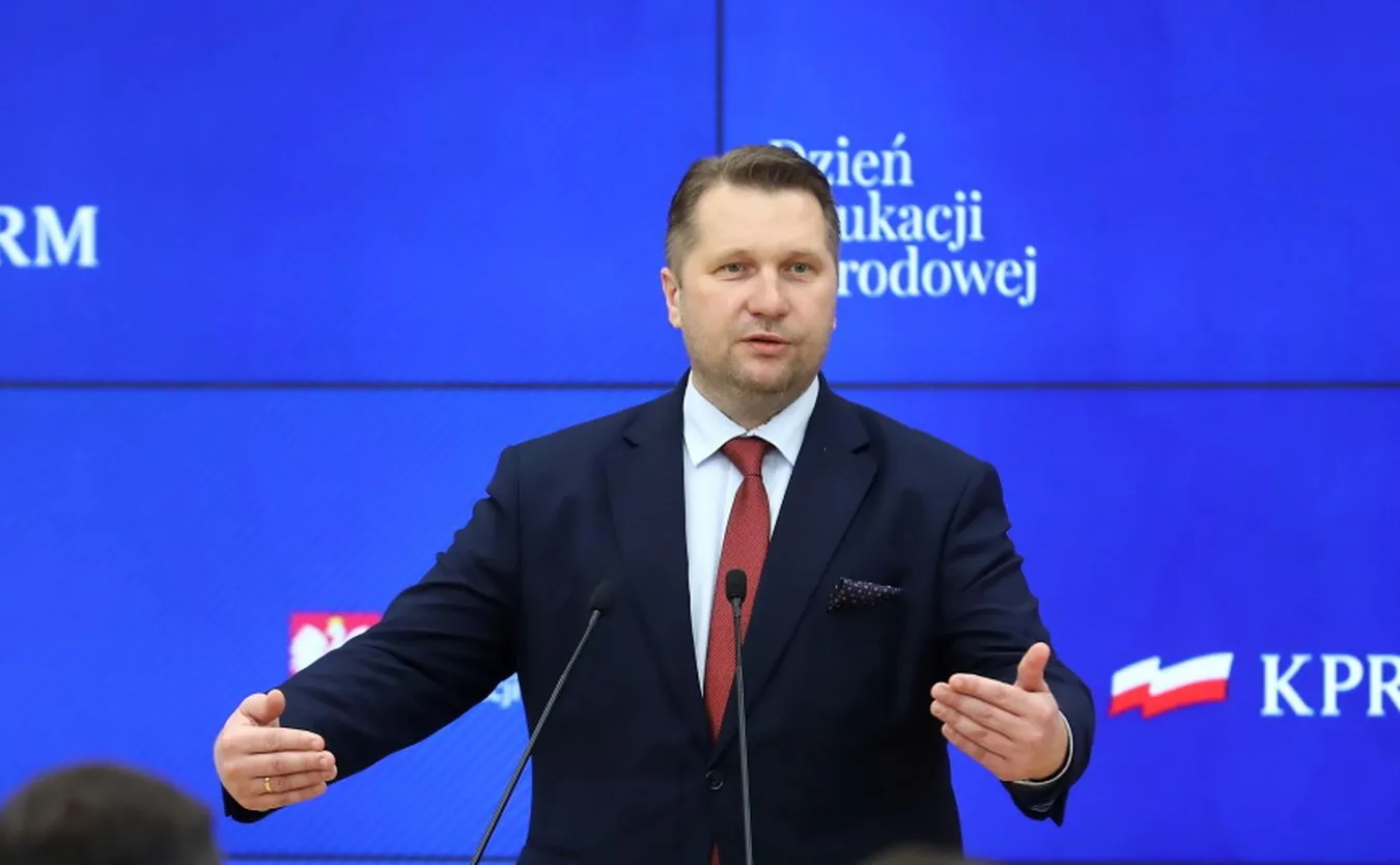 Atak na biuro poselskie Czarnka. "Chamstwo i wandalizm"