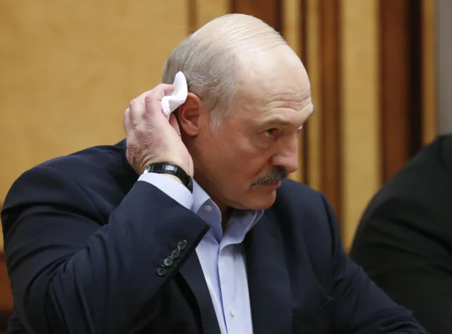 "De Volkskrant": Łukaszenka naraził się Putinowi i pozostał z tysiącem migrantów