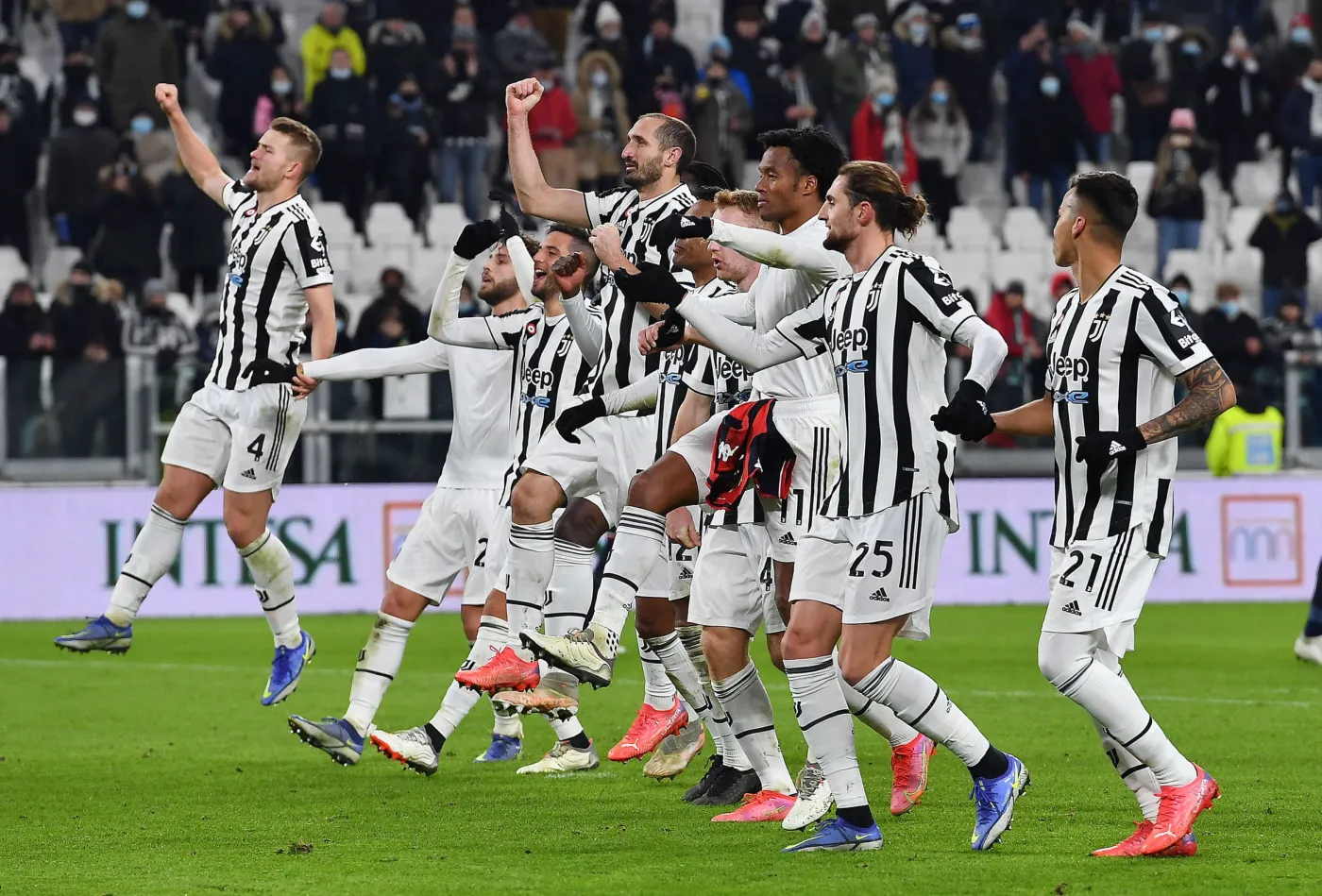 Szczęsny praktycznie "bezrobotny", Cuadrado zakręcił "rogala" [WIDEO]