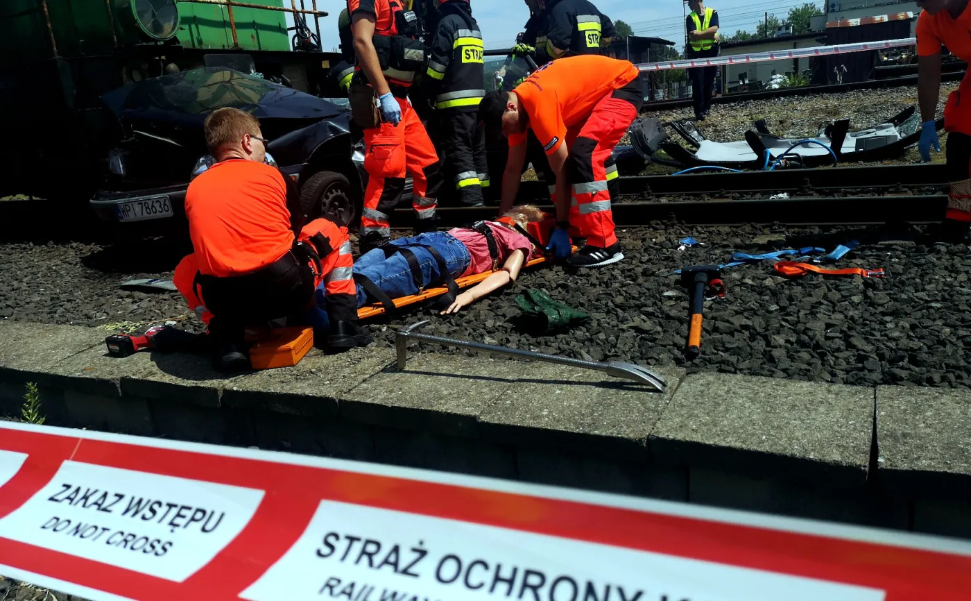 Samochód wjechał pod pociąg. PKP przeprowadziły wstrząsający TEST zderzeniowy [WIDEO]