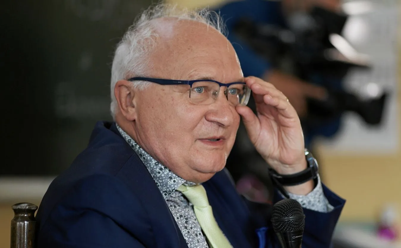 Mocne słowa prof. Simona. "Władza musi przejąć pieczę nad tym szaleństwem"