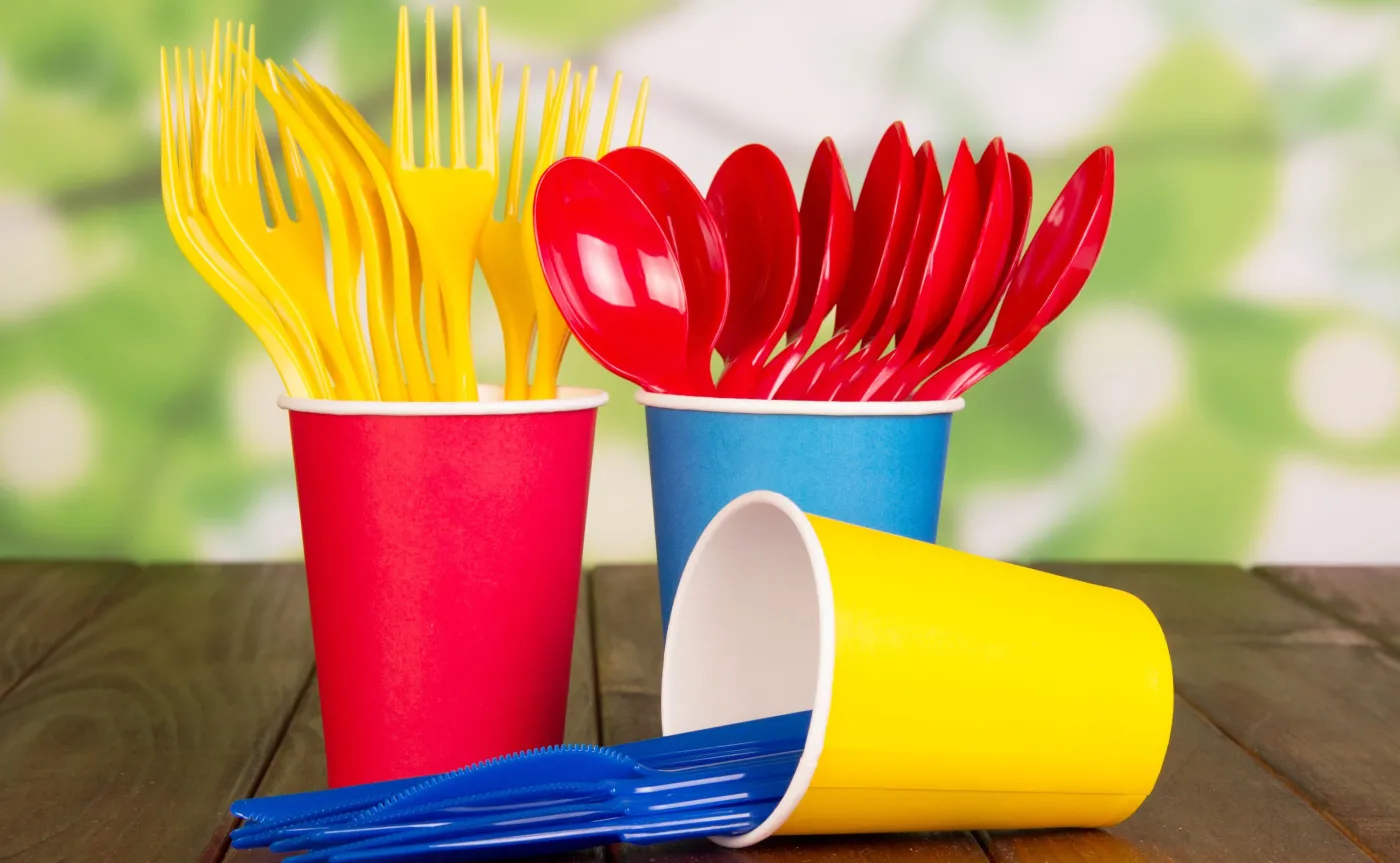 Opłata od jednorazowych kubeczków i koniec plastikowych sztućców. NOWY PROJEKT USTAWY