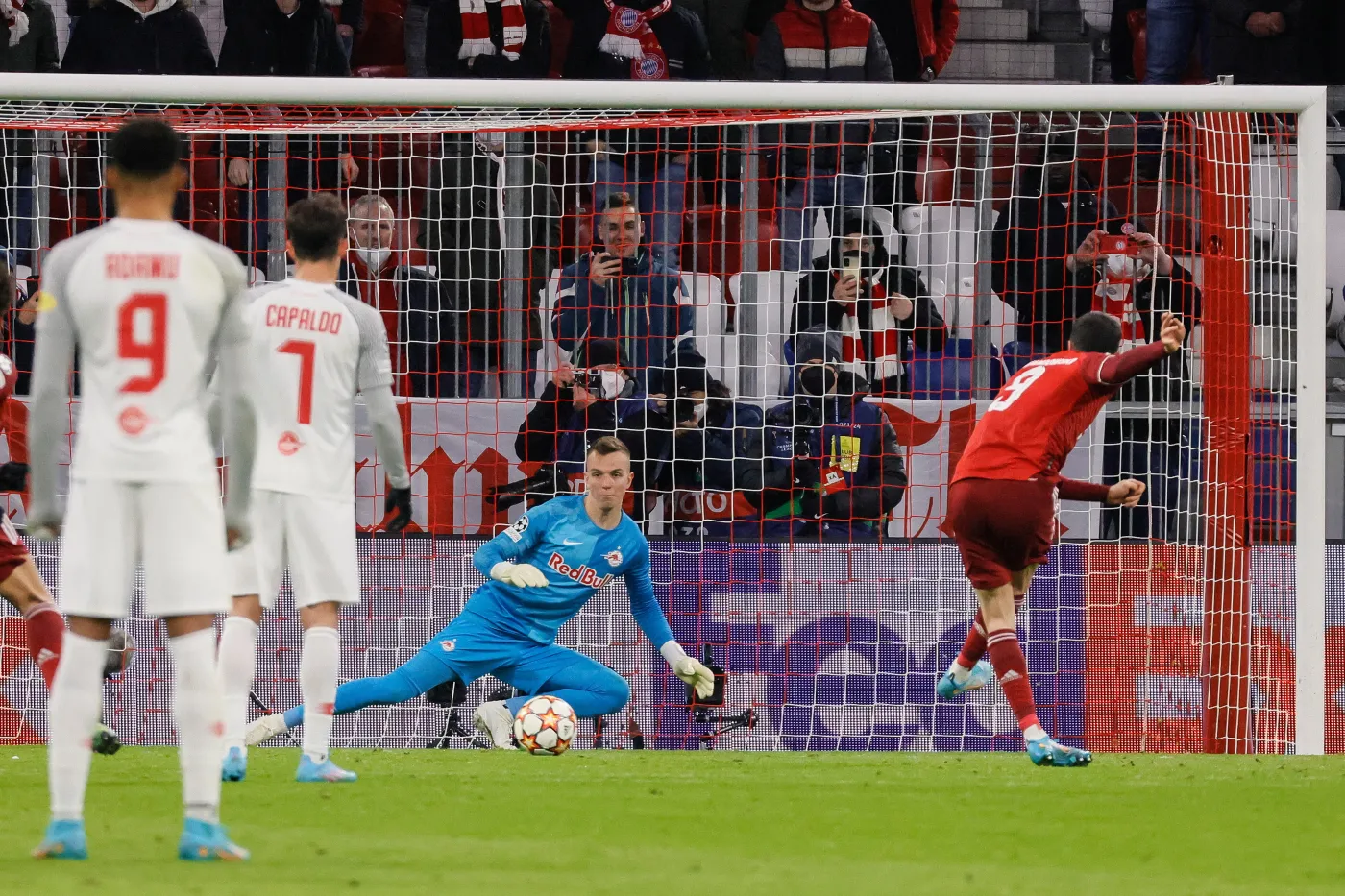 Hat-trick Lewandowskiego najszybszy w historii Ligi Mistrzów. Awans Bayernu [WIDEO]