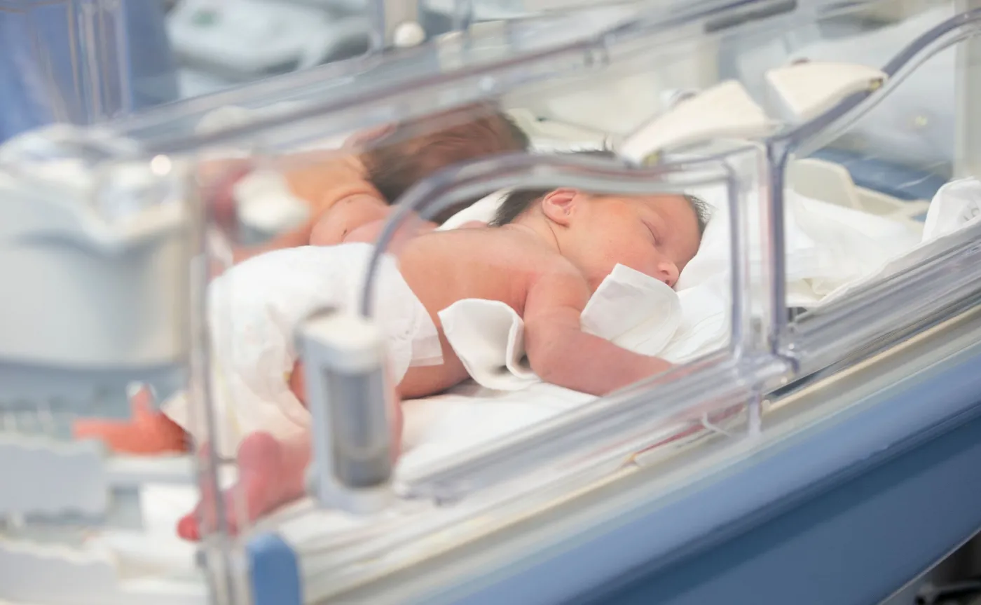 Czwarta fala pandemii nie zwalnia. Zapełniają się oddziały pediatryczne
