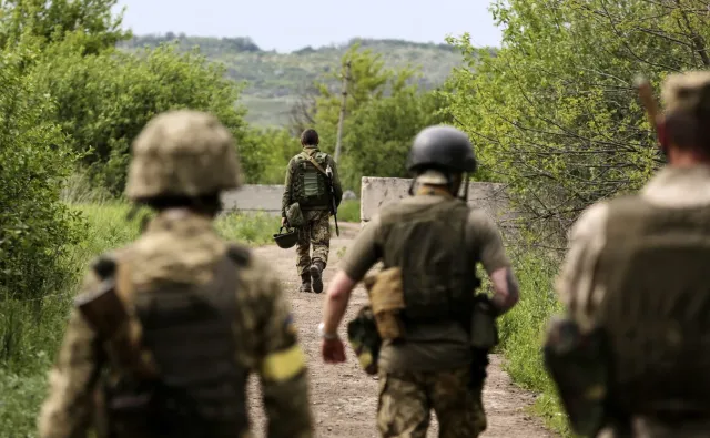Rosjanie czynią postępy w Donbasie. Szef obwodu ługańskiego: Potrzebujemy kilku miesięcy, by przejść do ofensywy