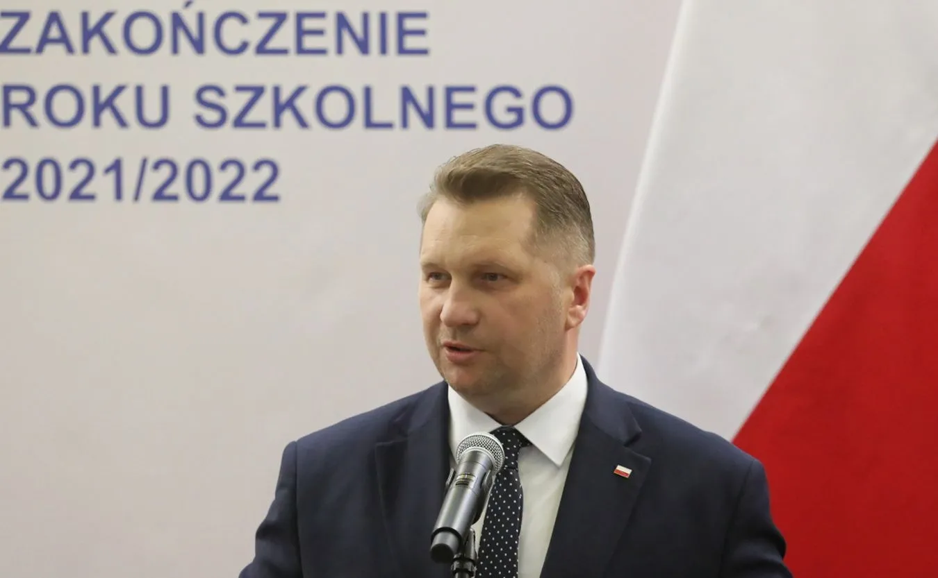 Od 1 wrześnie nauka stacjonarna czy online? Stanowcza deklaracja Czarnka