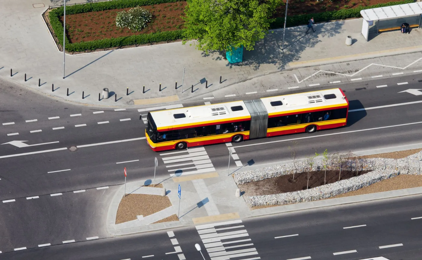 Autobus miejski stanął w płomieniach w Warszawie. Policja zamknęła Aleje Jerozolimskie